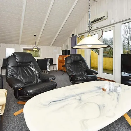 8 Person In Oksbol-by Traum *